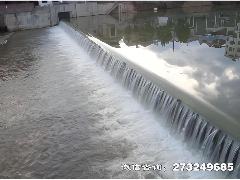 濕地生態(tài)補(bǔ)水壩用于濕地保護(hù)與生態(tài)修復(fù)工程，由生態(tài)保護(hù)機(jī)構(gòu)、水務(wù)局及環(huán)境治理企業(yè)采用。鋼制壩體攔截徑流形成濕地水面，支持地下水回灌與生物多樣性保護(hù)。低水頭設(shè)計(jì)減少生態(tài)擾動(dòng)，適配季節(jié)性水位變化，維護(hù)成本低且生態(tài)兼容性強(qiáng)。濕地生態(tài)補(bǔ)水壩價(jià)格電話微信聯(lián)系廠家。