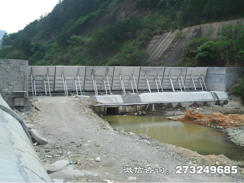城市水系鋼壩閘用于城市水系連通與水質(zhì)調(diào)控，由水務(wù)局、市政工程公司及環(huán)保部門采用。鋼制閘體調(diào)節(jié)水流方向，支持防洪排澇與生態(tài)補(bǔ)水。適配復(fù)雜水質(zhì)環(huán)境，支持遠(yuǎn)程監(jiān)控與自動化控制，提升城市水環(huán)境管理效率。城市水系鋼壩閘價(jià)格電話微信聯(lián)系廠家。